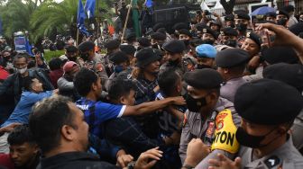 Massa dari Partai Rakyat Adil Makmur (Prima) bersitegang dengan sejumlah polisi saat berunjuk rasa di depan Kantor KPU, Jakarta, Rabu (14/12/2022). [ANTARA FOTO/Aditya Pradana Putra].