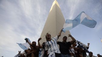 Ribuan warga Argentina merayakan kemenangan tim mereka yang melaju ke perempat final Piala Dunia 2022  di Obelisk di Buenos Aires pada 13 Desember 2022. [Luis ROBAYO / AFP]