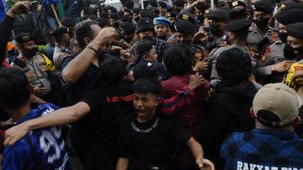 Massa dari Partai Rakyat Adil Makmur (Prima) bersitegang dengan sejumlah polisi saat berunjuk rasa di depan Kantor KPU, Jakarta, Rabu (14/12/2022). [ANTARA FOTO/Aditya Pradana Putra.