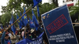 Massa dari Partai Rakyat Adil Makmur (Prima) berunjuk rasa di depan Kantor KPU, Jakarta, Rabu (14/12/2022). [ANTARA FOTO/Aditya Pradana Putra].