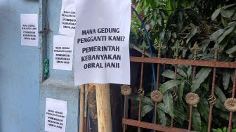 Sejumlah pihak termasuk orangtua siswa melakukan penolakan atas relokasi sekolah SDN Pondok Cina 1, Depok yang akan dibangun masjid oleh Pemerintah Kota Depok. [Suara.com/Yosea Arga Pramudita]