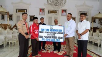 Pj Gubernur Papua Barat Serahkan Bantuan Bencana Alam untuk Cianjur