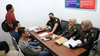 Tersangka Penyelundup 55 Kg Ganja Diserahkan ke Kejari Banda Aceh