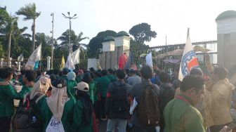 Geruduk Gedung DPR Tolak KUHP, Mahasiswa: Kita Kecewa Lihat Dewan Pengkhianat Rakyat!