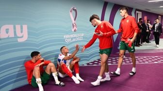 Potret Membumi Kylian Mbappe, Duduk Tanpa Alas Bareng Hakimi di Lorong Stadion Piala Dunia 2022