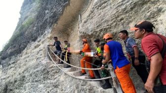 Kakinya Sakit Saat Naik Tangga di Diamond Beach, WNA Hong Kong Hubungi Tim SAR