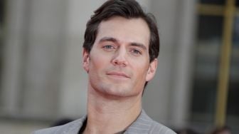 Henry Cavill Pamitan Tak Jadi Superman Lagi, Fans Nangis Berjamaah