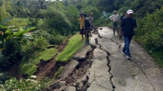 Jalan Poros Desa di Cihara Lebak Longsor, Akibat Diguyur Hujan Deras
