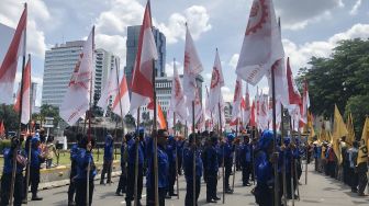 Ribuan buruh dari berbagai elemen melakukan longmarch dari Bundaran HI menuju Patung Kuda, Jakarta Pusat. [Suara.com/Faqih]