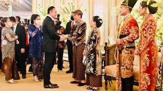 Sandal Hermes Belasan Juta Iriana Jokowi di Nikahan Kaesang - Erina Jadi Sorotan, The Real Sultan!