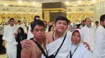 8 Potret Denny Caknan Berangkat Umrah Bareng Orangtuanya, Didoakan Bisa CLBK dengan Happy Asmara