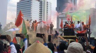 Partai Buruh menggelar aksi di kawasan Patung Kuda, Jakarta Pusat, pada Kamis (15/12/2022). Dalam orasinya, Presiden Partai Buruh, Said Iqbal sempat mempromosikan nomor partai. [Suara.com/Faqih]