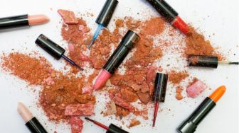4 Cara Memilih Warna Lipstik, Penting biar Hasilnya Nggak Menor