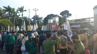 Tolak KUHP Baru, Massa Mahasiswa Geruduk Gedung DPR RI Sore Ini