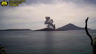 Gunung Anak Krakatau di Lampung Meletus 10 Kali Pada Senin Pagi Hingga Malam