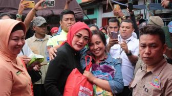 Istri Gubernur Maluku Serahkan Bantuan ke Warga Korban Kebakaran