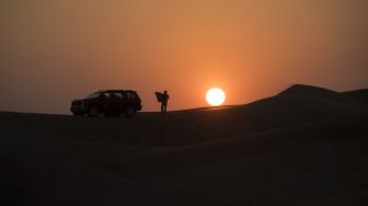 Wisatawan menyaksikan matahari tenggelam saat berwisata gurun pasir di Dubai, Uni Emirat Arab, Kamis (15/12/2022). .ANTARA FOTO/Wahyu Putro