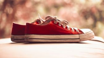 4 Cara Membersihkan Sepatu Kanvas, Tidak Perlu Dijemur di Bawah Matahari