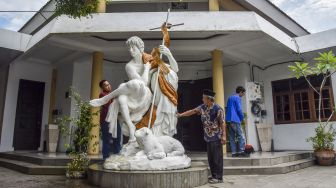 Umat kristiani dan muslim mendekor pohon natal di Gereja Katolik Santo Yohanes Ciamis, Kampung Kerukunan, Kabupaten Ciamis, Jawa Barat, Jumat (16/12/2022). ANTARA FOTO/Adeng Bustomi
