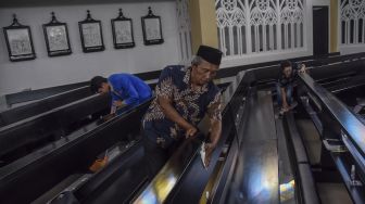 Umat kristiani dan muslim mendekor pohon natal di Gereja Katolik Santo Yohanes Ciamis, Kampung Kerukunan, Kabupaten Ciamis, Jawa Barat, Jumat (16/12/2022). ANTARA FOTO/Adeng Bustomi
