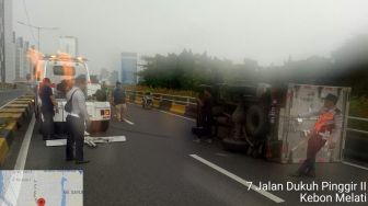 Sopir Hilang Kendali, Mobil Box Terguling di Fly Over Karet Tanah Abang