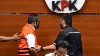 Petugas membawa Wakil Ketua DPRD Provinsi Jawa Timur 2019-2024 Sahat Tua P Simandjuntak selaku tersangka untuk dihadirkan dalam konferensi pers di Gedung Merah Putih KPK, Jakarta Selatan, Kamis (15/12/2022).  ANTARA FOTO/Sigid Kurniawan
