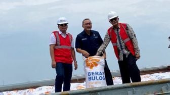 Menteri Perdagangan Zulkifli Hasan (tengah) bersama Direktur Utama Perum Bulog Budi Waseso (kanan) dan Kepala Badan Pangan Nasional Arief Prasetyo Adi (kiri) meninjau pembongkaran beras impor asal Vietnam milik Perum Bulog di Pelabuhan Tanjung Priok, Jakarta, Jumat (16/12/2022). 
 ANTARA FOTO/Galih Pradipta