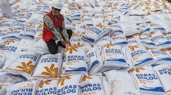 Direktur Utama Perum Bulog Budi Waseso meninjau pembongkaran beras impor asal Vietnam di Pelabuhan Tanjung Priok, Jakarta, Jumat (16/12/2022). [ANTARA FOTO/Galih Pradipta].