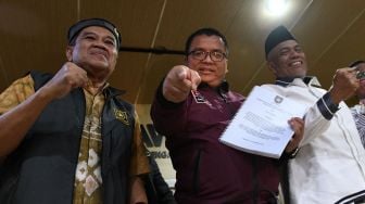 Ketua Tim Advokasi Hukum Partai Ummat Denny Indrayana (tengah), Wakil Ketua Tim Advokasi Hukum Partai Ummat Herman Kadir (kanan), dan Ketua Advokasi DPP Partai Ummat Juju Purwantoro (kiri) menyampaikan keterangan kepada wartawan usai menyerahkan berkas permohonan penyelesaian sengketa proses Pemilu 2024 di Bawaslu, Jakarta, Jumat (16/12/2022)