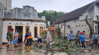 Atap Rumah Warga Malang Beterbangan Diterjang Hujan Angin Kencang