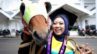 Nekat Datangi Acara Wisuda di Universitas Muhammadiyah Malang Naik Kuda, Avia: Ini Momen Sekali Seumur Hidup