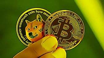 Elon Musk Jual Saham, Siap Beli Bitcoin atau DOGE?