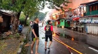 Momen Bahagia Ismail Mendadak Jadi Musibah Saat Rumahnya di Manggarai Dilalap Si Jago Merah