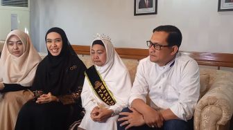 Ibunda Oki Setiana Dewi Berhasil Jadi Penghafal Alquran di Usia 58 Tahun
