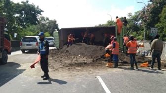 Terjadi Kemacetan Lalu-Lintas Arah Gerbang Tol Banyumanik Semarang, Penyebabnya Truk Pasir Terguling