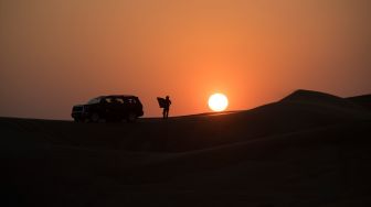 Wisatawan menyaksikan matahari tenggelam saat berwisata gurun pasir di Dubai, Uni Emirat Arab, Kamis (15/12/2022). [ANTARA FOTO/Wahyu Putro A/YU]