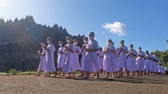 Para Biksu Kecil Mengikuti Ritual Pradaksina di Candi Borobudur