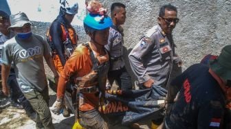 Petugas SAR gabungan menggotong kantong berisi jenazah korban banjir bandang di Sawahdadap, Cimanggung, Kabupaten Sumedang, Jawa Barat, Minggu (18/12/2022). [ANTARA FOTO/Ahmad Fauzan].