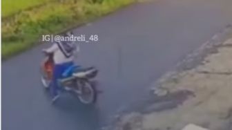 Video Viral Detik-detik Menegangkan Emak-emak Tercebur ke Parit Bersama Motornya