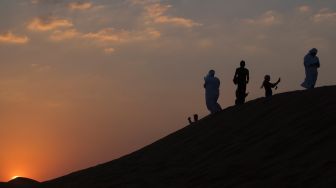 Wisatawan menyaksikan matahari tenggelam saat berwisata gurun pasir di Dubai, Uni Emirat Arab, Kamis (15/12/2022). [ANTARA FOTO/Wahyu Putro A/YU]