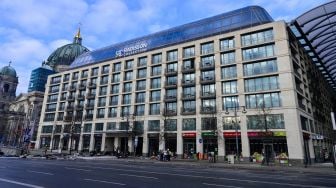 Pemandangan umum hotel Radisson Blu, tempat akuarium besar yang terletak di lobi hotel meledak di Berlin, Jerman, Jumat (16/12/2022). [John MACDOUGALL / AFP]