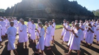 Calon Samanera (biksu Kecil) mengikuti ritual Pradaksina atau berjalan mengelilingi Candi Borobudur dalam rangkaian upacara Pabbajja Samanera di kawasan wisata Candi Borobudur, Magelang, Jateng, Sabtu (17/12/2022). [ANTARA FOTO/Anis Efizudin/rwa]