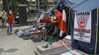 Tim dokter melakukan pemeriksaan medis terhadap peserta mogok makan di Komnas HAM, Jakarta Pusat, Minggu (18/12/2022). [Suara.com/Alfian Winanto]