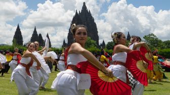 Peserta menarikan Tarian Nusantara Harmoni saat Jogja Menari II di Kawasan Candi Prambanan, Sleman, D.I Yogyakarta, Minggu (18/12/2022). [ANTARA FOTO/Andreas Fitri Atmoko/foc]