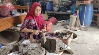 Bukan dari Tanah Liat Sembarangan, Begini Cara Pembuatan Ampo Khas Tuban