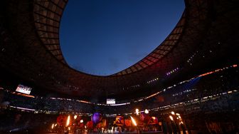 Penari tampil saat upacara penutupan Piala Dunia 2022 Qatar menjelang pertandingan final sepak bola antara Argentina dan Prancis di Stadion Lusail di Lusail, utara Doha, Qatar, Minggu (18/12/2022). [Anne-Christine POUJOULAT / AFP]
