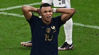 Penyerang Prancis Kylian Mbappe bereaksi usai kalah saat pertandingan final sepak bola Piala Dunia 2022 antara Argentina dan Prancis di Stadion Lusail di Lusail, utara Doha, Qatar, Minggu (18/12/2022). [Odd ANDERSEN / AFP]
