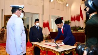 Presiden Joko Widodo (Jokowi) melantik Laksamana TNI Yudo Margono sebagai Panglima TNI di Istana Negara, Senin (19/11/2021). [Foto dok. Dispen AL]