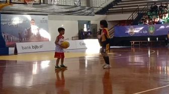 12 Potret Gemas Jan Ethes Saat Tanding Basket, Sempat Grogi Sampai Masukin Bola ke Ring Sendiri!