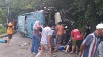 Tabrak Sejumlah Kendaraan, Bus Mahasiswa Unri Terbalik di Jalan Padang Panjang